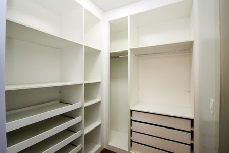 Casa de condomínio para alugar com 750m², 4 quartos e 8 vagas Casa de condomínio para alugar com 750m², 4 quartos e 8 vagasCloset Suíte 3
