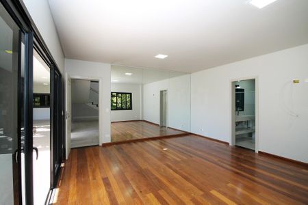Casa de condomínio para alugar com 750m², 4 quartos e 8 vagas Casa de condomínio para alugar com 750m², 4 quartos e 8 vagasÁrea comum