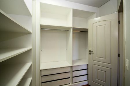 Casa de condomínio para alugar com 750m², 4 quartos e 8 vagas Casa de condomínio para alugar com 750m², 4 quartos e 8 vagasCloset da Suíte 2