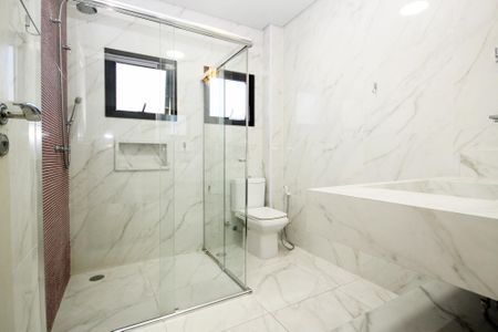 Casa de condomínio para alugar com 750m², 4 quartos e 8 vagas Casa de condomínio para alugar com 750m², 4 quartos e 8 vagasBanheiro da Suíte 4