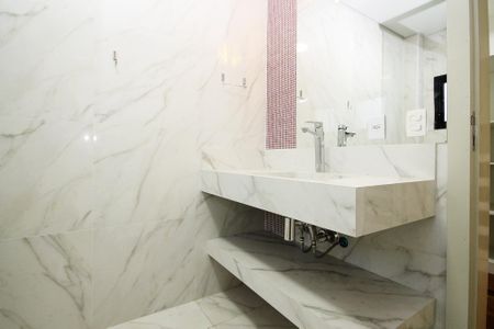 Casa de condomínio para alugar com 750m², 4 quartos e 8 vagas Casa de condomínio para alugar com 750m², 4 quartos e 8 vagasBanheiro da Suíte 4