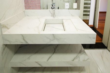 Casa de condomínio para alugar com 750m², 4 quartos e 8 vagas Casa de condomínio para alugar com 750m², 4 quartos e 8 vagasBanheiro da Suíte 4
