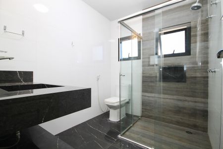 Casa de condomínio para alugar com 750m², 4 quartos e 8 vagas Casa de condomínio para alugar com 750m², 4 quartos e 8 vagasBanheiro Suíte 3