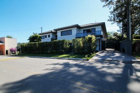 Casa de condomínio para alugar com 750m², 4 quartos e 8 vagas Casa de condomínio para alugar com 750m², 4 quartos e 8 vagasFachada
