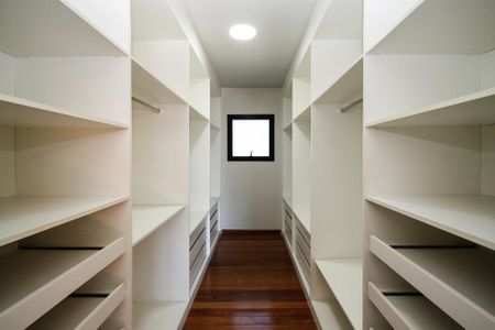 Casa de condomínio para alugar com 750m², 4 quartos e 8 vagas Casa de condomínio para alugar com 750m², 4 quartos e 8 vagasCorredor da Suíte 1