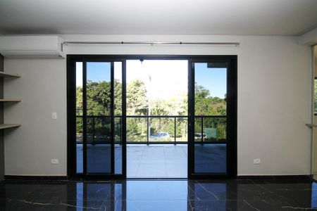 Casa de condomínio para alugar com 750m², 4 quartos e 8 vagas Casa de condomínio para alugar com 750m², 4 quartos e 8 vagasVaranda Sala de TV