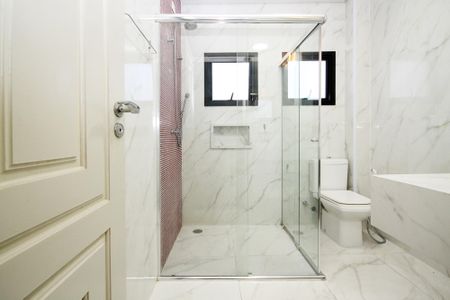 Casa de condomínio para alugar com 750m², 4 quartos e 8 vagas Casa de condomínio para alugar com 750m², 4 quartos e 8 vagasBanheiro da Suíte 4