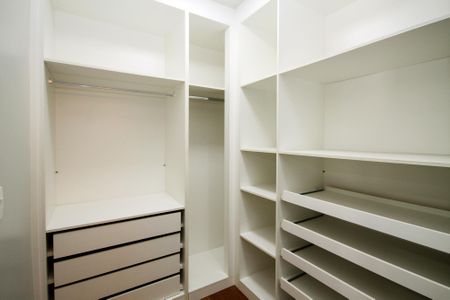 Casa de condomínio para alugar com 750m², 4 quartos e 8 vagas Casa de condomínio para alugar com 750m², 4 quartos e 8 vagasCloset da Suíte 4