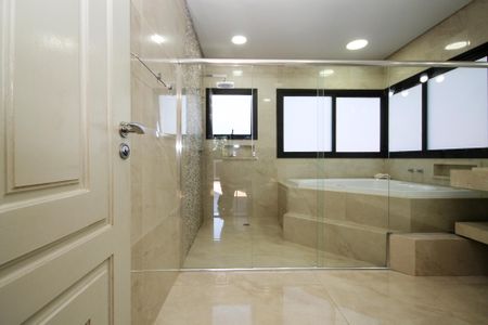 Casa de condomínio para alugar com 750m², 4 quartos e 8 vagas Casa de condomínio para alugar com 750m², 4 quartos e 8 vagasBanheiro da Suíte 1