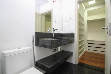 Casa de condomínio para alugar com 750m², 4 quartos e 8 vagas Casa de condomínio para alugar com 750m², 4 quartos e 8 vagasBanheiro da Suíte 2