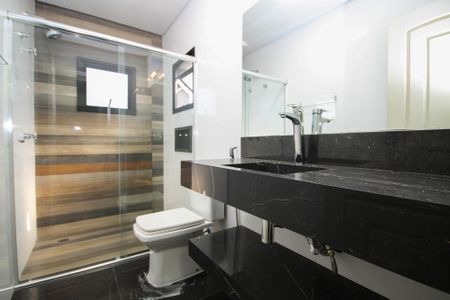 Casa de condomínio para alugar com 750m², 4 quartos e 8 vagas Casa de condomínio para alugar com 750m², 4 quartos e 8 vagasBanheiro da Suíte 2
