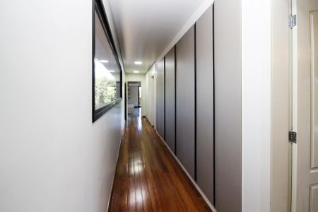 Casa de condomínio para alugar com 750m², 4 quartos e 8 vagas Casa de condomínio para alugar com 750m², 4 quartos e 8 vagasCorredor Suítes 2,3 e 4