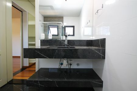 Casa de condomínio para alugar com 750m², 4 quartos e 8 vagas Casa de condomínio para alugar com 750m², 4 quartos e 8 vagasBanheiro Suíte 3