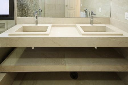 Casa de condomínio para alugar com 750m², 4 quartos e 8 vagas Casa de condomínio para alugar com 750m², 4 quartos e 8 vagasBanheiro da Suíte 1