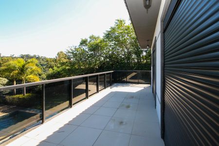 Casa de condomínio para alugar com 750m², 4 quartos e 8 vagas Casa de condomínio para alugar com 750m², 4 quartos e 8 vagasVaranda da Suítes 1,2,3 e 4