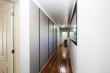 Casa de condomínio para alugar com 750m², 4 quartos e 8 vagas Casa de condomínio para alugar com 750m², 4 quartos e 8 vagasCorredor Suítes 2,3 e 4