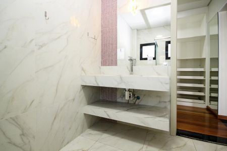 Casa de condomínio para alugar com 750m², 4 quartos e 8 vagas Casa de condomínio para alugar com 750m², 4 quartos e 8 vagasBanheiro da Suíte 4