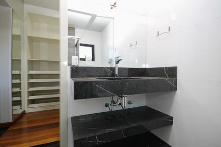 Casa de condomínio para alugar com 750m², 4 quartos e 8 vagas Casa de condomínio para alugar com 750m², 4 quartos e 8 vagasBanheiro Suíte 3