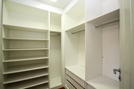 Casa de condomínio para alugar com 750m², 4 quartos e 8 vagas Casa de condomínio para alugar com 750m², 4 quartos e 8 vagasCloset da Suíte 2