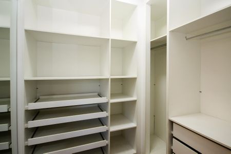 Casa de condomínio para alugar com 750m², 4 quartos e 8 vagas Casa de condomínio para alugar com 750m², 4 quartos e 8 vagasCloset Suíte 3