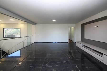 Casa de condomínio para alugar com 750m², 4 quartos e 8 vagas Casa de condomínio para alugar com 750m², 4 quartos e 8 vagasSala de TV