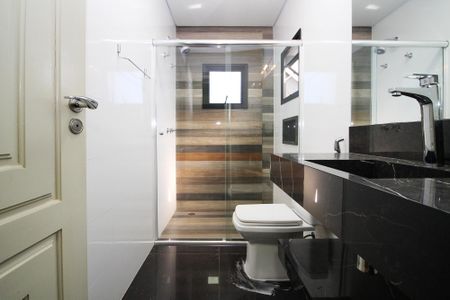 Casa de condomínio para alugar com 750m², 4 quartos e 8 vagas Casa de condomínio para alugar com 750m², 4 quartos e 8 vagasBanheiro da Suíte 2