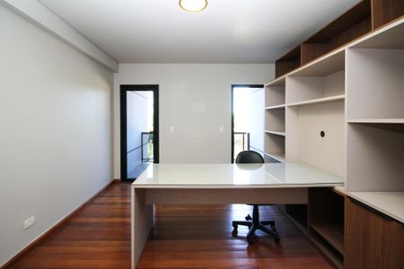 Casa de condomínio para alugar com 750m², 4 quartos e 8 vagas Casa de condomínio para alugar com 750m², 4 quartos e 8 vagasEscritório da Suíte 1