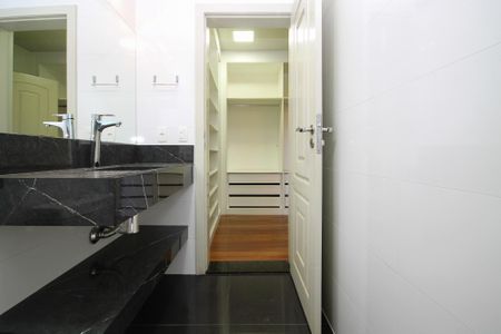 Casa de condomínio para alugar com 750m², 4 quartos e 8 vagas Casa de condomínio para alugar com 750m², 4 quartos e 8 vagasBanheiro da Suíte 2