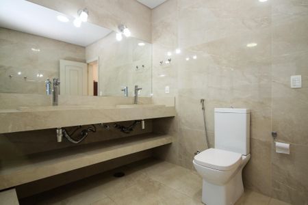 Casa de condomínio para alugar com 750m², 4 quartos e 8 vagas Casa de condomínio para alugar com 750m², 4 quartos e 8 vagasBanheiro da Suíte 1