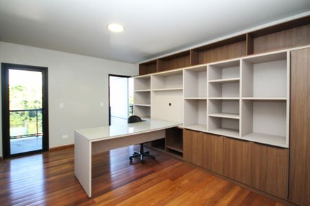 Casa de condomínio para alugar com 750m², 4 quartos e 8 vagas Casa de condomínio para alugar com 750m², 4 quartos e 8 vagasEscritório da Suíte 1