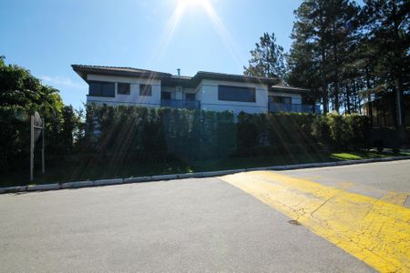 Casa de condomínio para alugar com 750m², 4 quartos e 8 vagas Casa de condomínio para alugar com 750m², 4 quartos e 8 vagasFachada