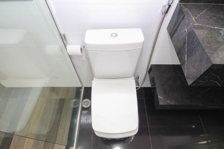 Casa de condomínio para alugar com 750m², 4 quartos e 8 vagas Casa de condomínio para alugar com 750m², 4 quartos e 8 vagasBanheiro da Suíte 2