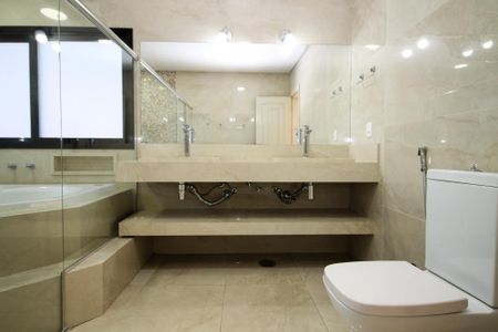 Casa de condomínio para alugar com 750m², 4 quartos e 8 vagas Casa de condomínio para alugar com 750m², 4 quartos e 8 vagasBanheiro da Suíte 1