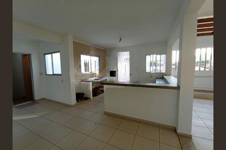 Casa à venda com 4 quartos, 250m² em Jardim Sabara, São Paulo