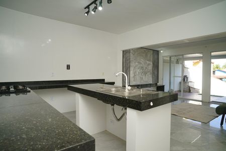 Cozinha de casa de condomínio para alugar com 2 quartos, 129m² em Ponta Grossa, Maricá
