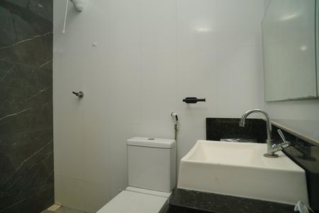 Banheiro de casa de condomínio para alugar com 2 quartos, 129m² em Ponta Grossa, Maricá