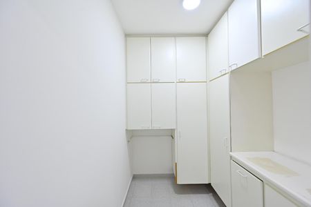 Apartamento à venda com 168m², 4 quartos e 2 vagas Apartamento à venda com 168m², 4 quartos e 2 vagasQuarto de Serviço