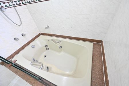 Apartamento à venda com 168m², 4 quartos e 2 vagas Apartamento à venda com 168m², 4 quartos e 2 vagasBanheiro da Suíte