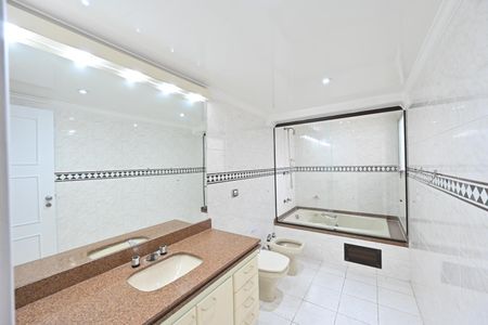 Apartamento à venda com 168m², 4 quartos e 2 vagas Apartamento à venda com 168m², 4 quartos e 2 vagasBanheiro da Suíte