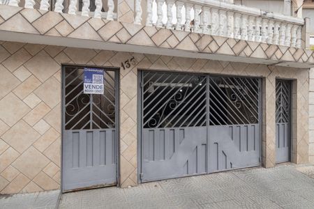 Casa à venda com 288m², 2 quartos e 2 vagas Casa à venda com 288m², 2 quartos e 2 vagasFachada