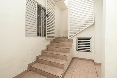Casa à venda com 288m², 2 quartos e 2 vagas Casa à venda com 288m², 2 quartos e 2 vagasEscada de acesso