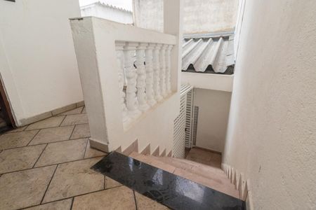 Casa à venda com 288m², 2 quartos e 2 vagas Casa à venda com 288m², 2 quartos e 2 vagasEscada de acesso