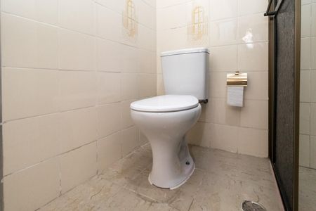 Casa à venda com 288m², 2 quartos e 2 vagas Casa à venda com 288m², 2 quartos e 2 vagasBanheiro da suíte