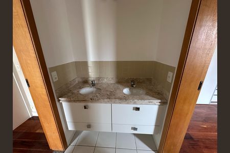 Apartamento para alugar com 110m², 3 quartos e 2 vagas Apartamento para alugar com 110m², 3 quartos e 2 vagasBanheiro Corredor