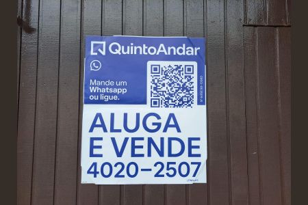 Casa para alugar com 240m², 4 quartos e 5 vagas Casa para alugar com 240m², 4 quartos e 5 vagasAdesivo na Fachada