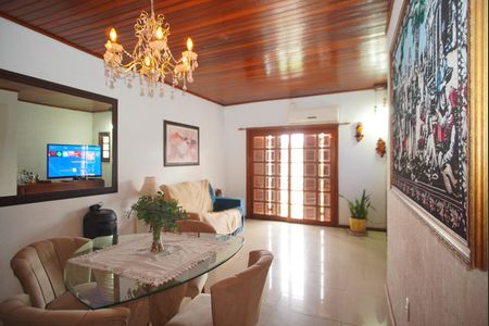 Sala de casa para alugar com 4 quartos, 240m² em Santa Rosa de Lima, Porto Alegre