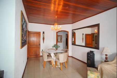 Casa para alugar com 240m², 4 quartos e 5 vagasSala