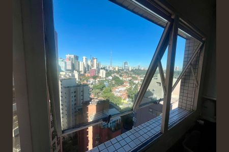 Apartamento à venda com 201m², 4 quartos e 4 vagas Apartamento à venda com 201m², 4 quartos e 4 vagasÁrea de serviço vista