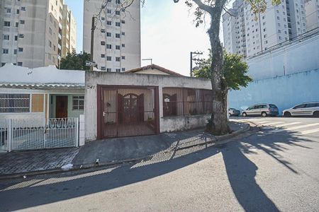 Casa à venda com 224m², 2 quartos e 3 vagas Casa à venda com 224m², 2 quartos e 3 vagasFachada