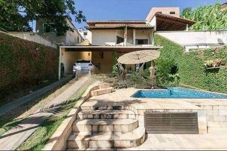 Casa à venda com 293m², 3 quartos e 4 vagas